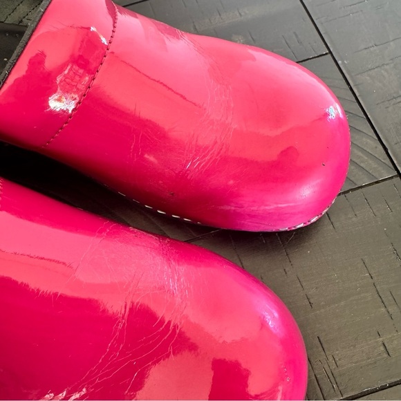 Sanita Clogs Slip On EU Size 41 US Size 10 Fuchsia Patent Leather Round Toe - Picture 8 of 13